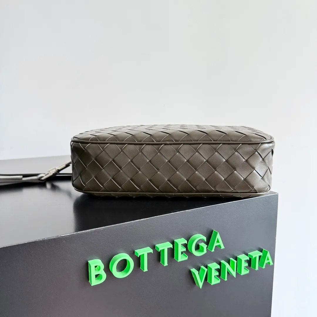 Batch 1820 BOTTEGA VENETA small INTRECCIATO woven camera bag This bv classic camera bag is a further evolution of classic woven technology, combining practicality and fashion, perfectly meeting multi-purpose needs! Classic leather handmade. Lightweight and large capacity. The shoulder strap is removable and adjustable. In addition to being worn cross-body, it can also be placed in the suitcase as a toiletry bag. It is very convenient for daily storage and classification. It also has hanging accessories to show your personality. No matter how complicated the world is, as long as you have a bag with you, everything will become better. Style number: 755923 Size: 24.5*15*6cm